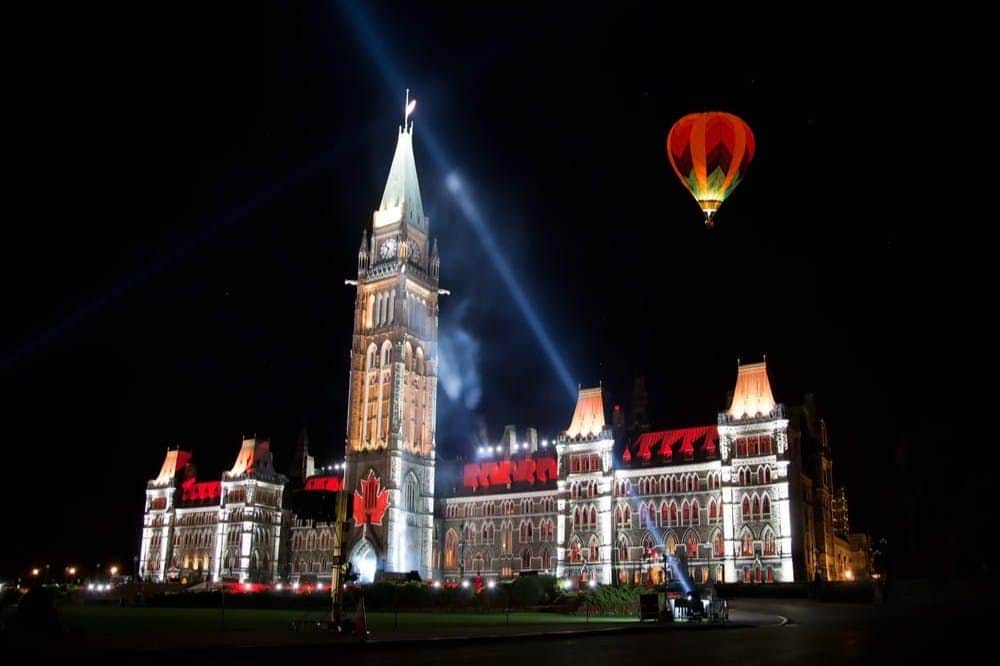 Ottawa: Small Group Walking Tour with Boat Cruise Parliament Hill Light Show