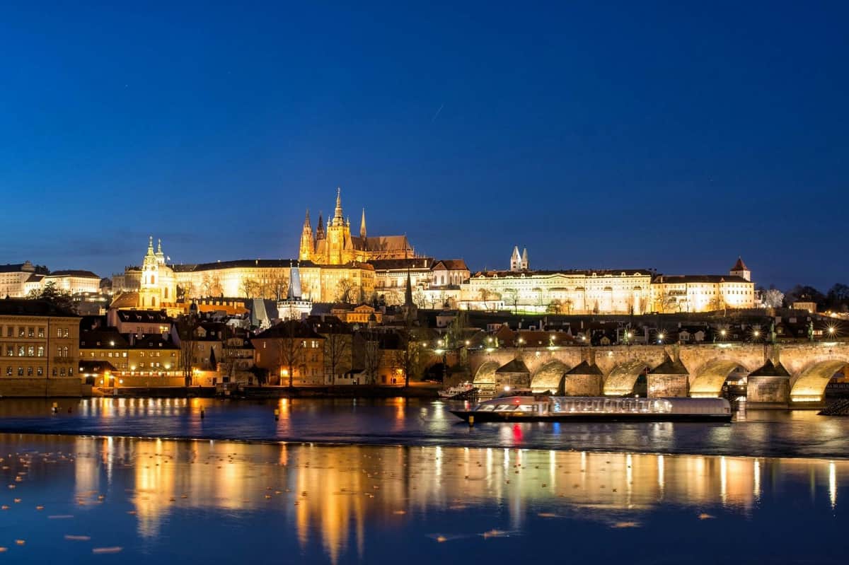Prague : Croisière écologique en soirée + verre de Prosecco vue
