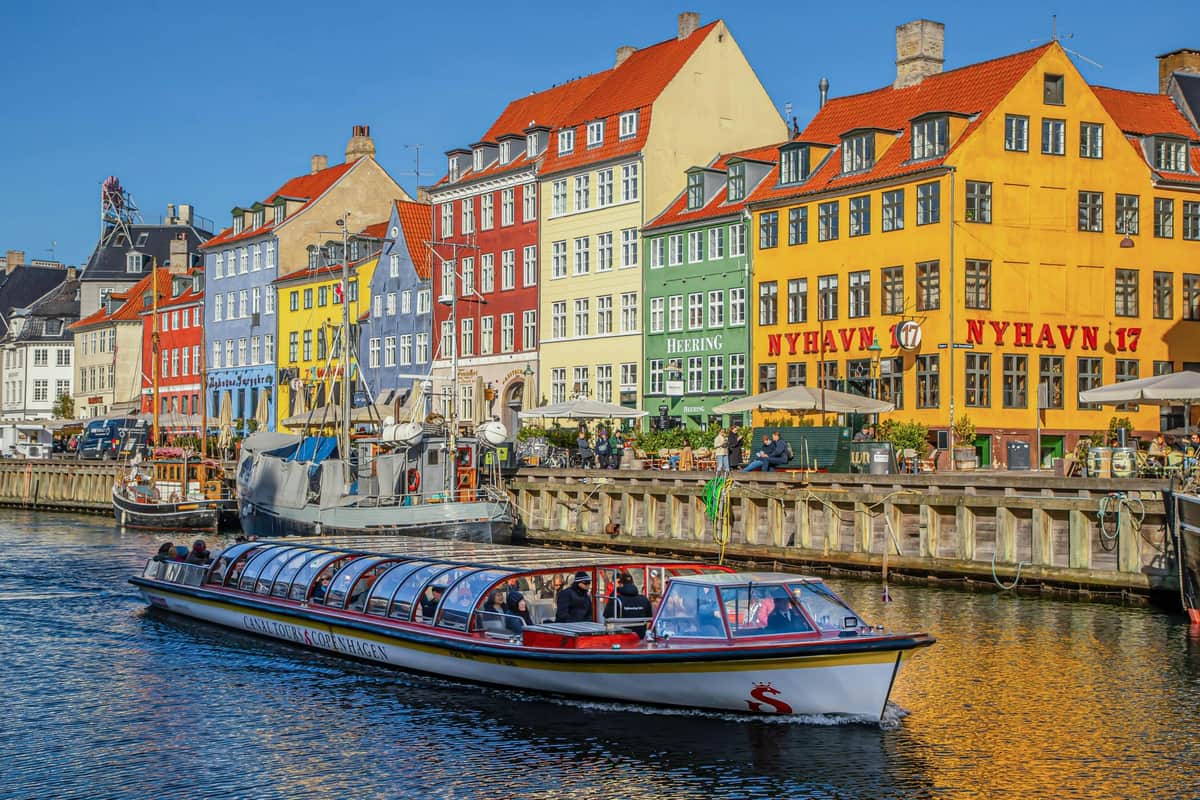 Copenhague : 48 heures de bus et audioguide Hop-on Hop-off + 1 heure de visite des canaux En hiver, les visiteurs embarquent à bord d'un bateau couvert et chauffé, le Classic Canal Tour.
