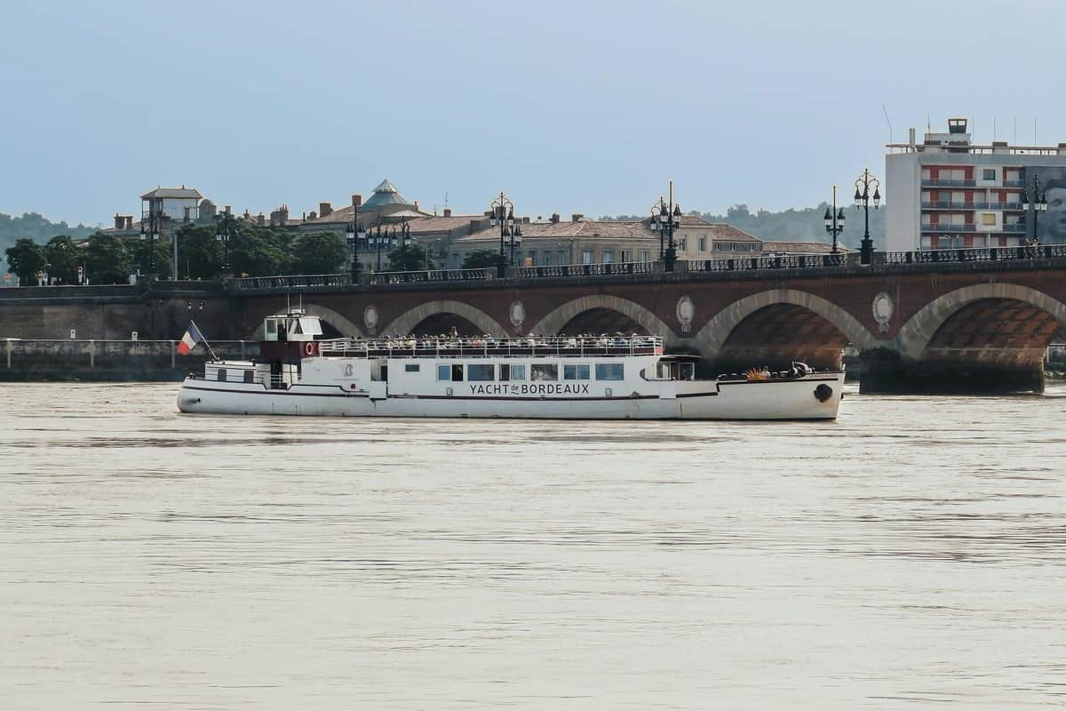Bordeaux: Guided Cruise on the Garonne with a Drink and a Canelé BOAT LE MADDALENA
PONT DE PIERRE