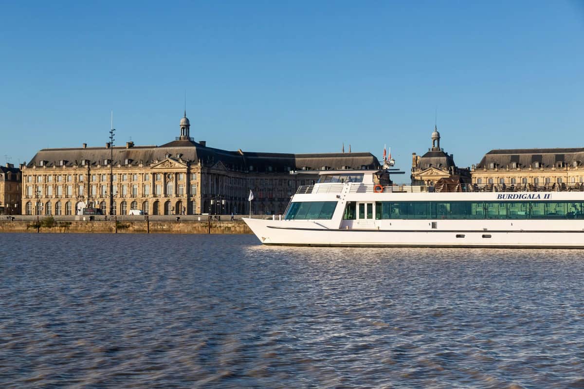 Bordeaux : Croisière guidée sur la Garonne Burdigala 2 devant la place de la bourse