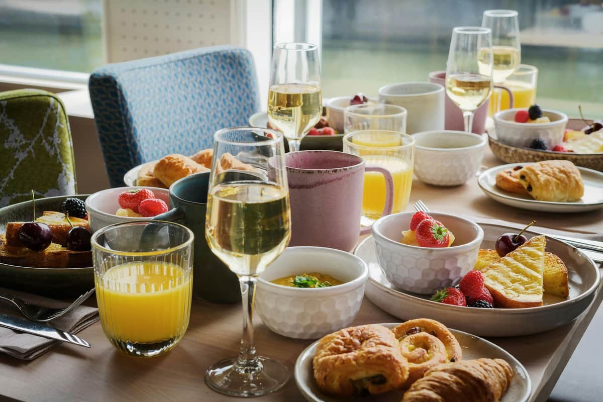 La Seine : Brunch-croisière du Capitaine Fracasse Brunch croisière sur le capitaine Fracasse lors de votre croisière sur la Seine à Paris