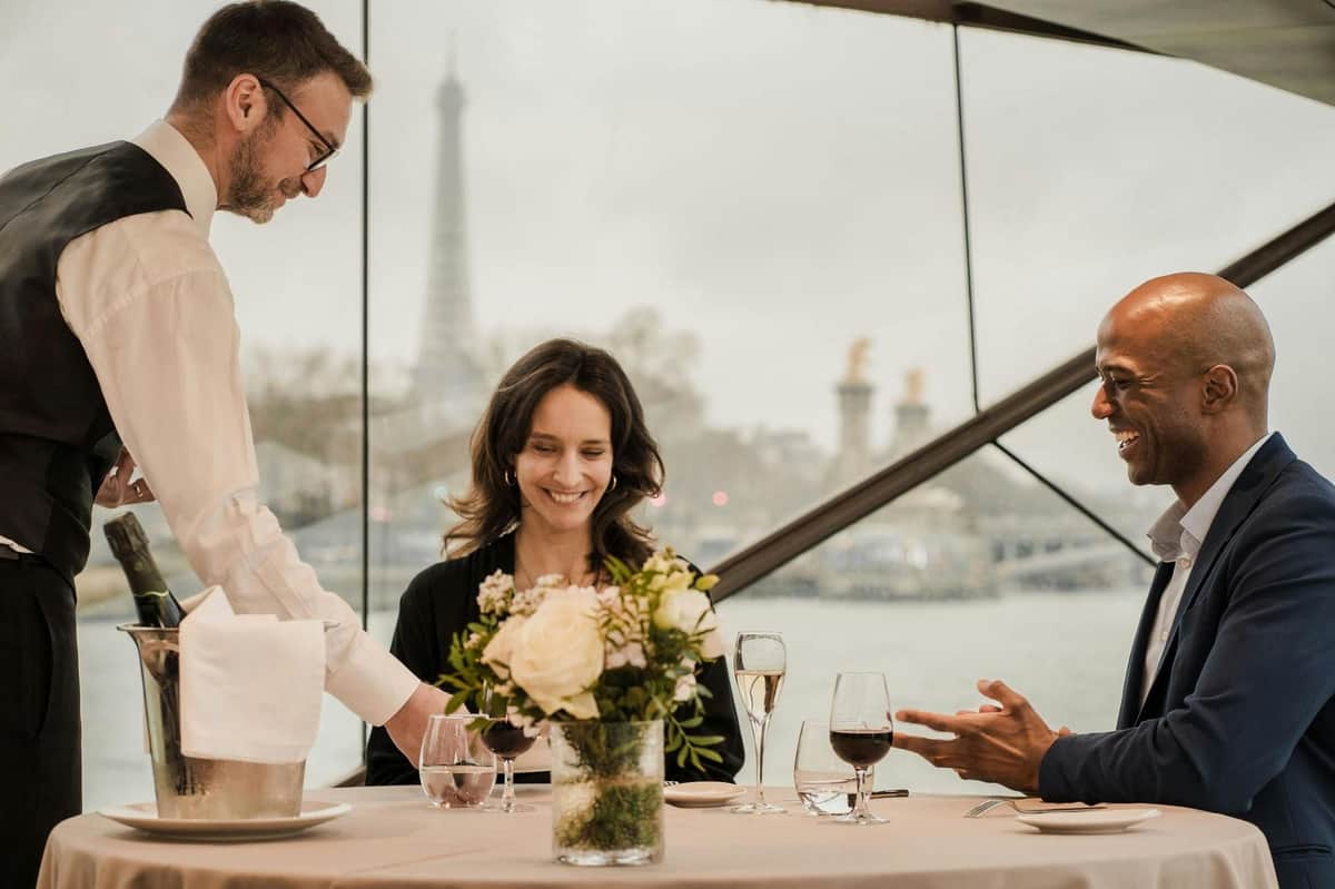 Seine River: Dinner Cruise with Live Music by BATEAUX-MOUCHES® Service