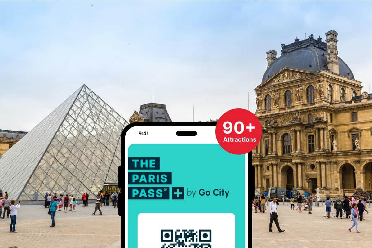 The Paris Pass® Plus Graphique du téléphone Paris Pass Plus sur fond de pyramide du Louvre