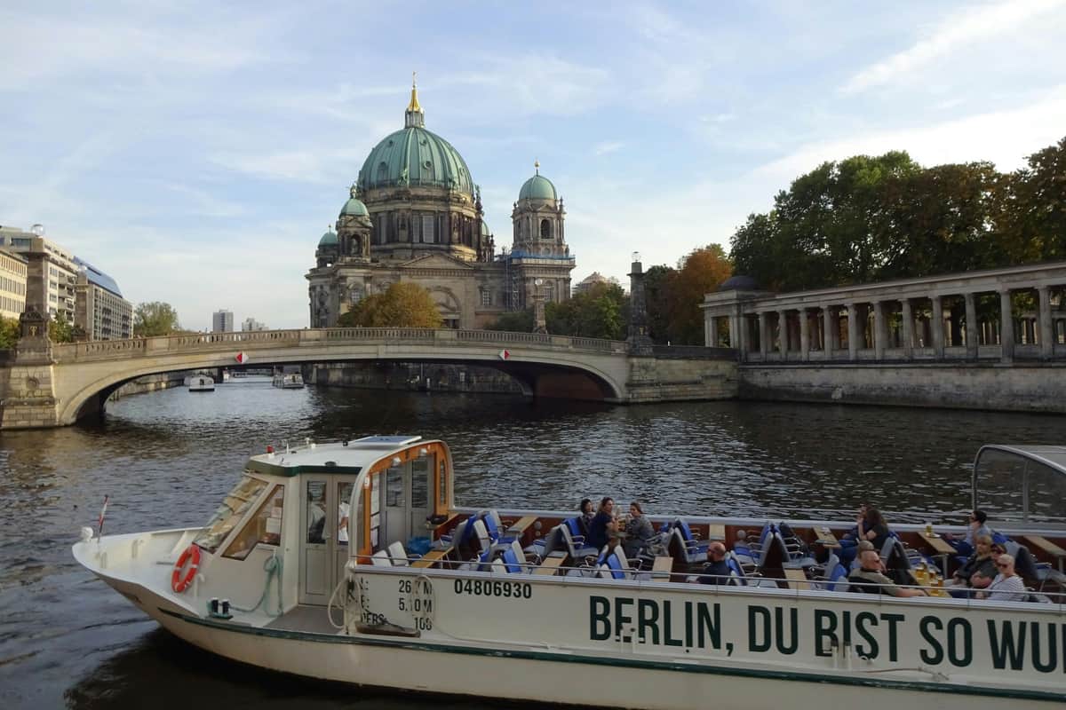 Berlin: 1-Hr Sightseeing Cruise + Audio Guide Convertible ship BärLiner at the pier Alte Börse in front of Berlin Cathedral
