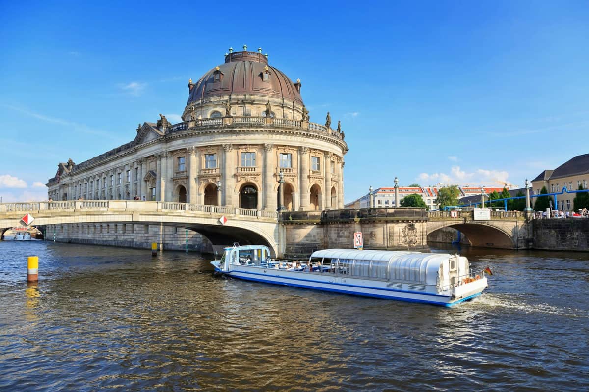 Berlin: 2.5-Hour City & Waterways Tour 2.25 hours City tour - through the
center to the west port