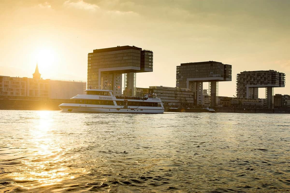 Cologne : Billet de croisière sur le Rhin en soirée Croisière fluviale en soirée à Cologne