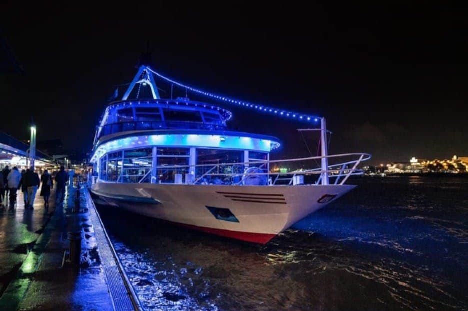 Hamburg: Elbe River Saturday Night Boat Party original HAMBURG BORD PARTY © 2025 Abicht
