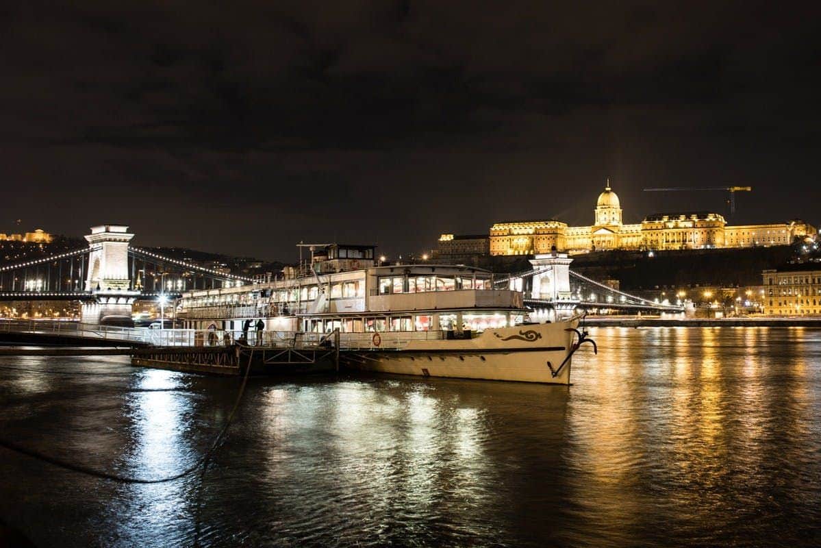 Budapest: Evening Sightseeing Cruise Gróf Széchenyi Ship