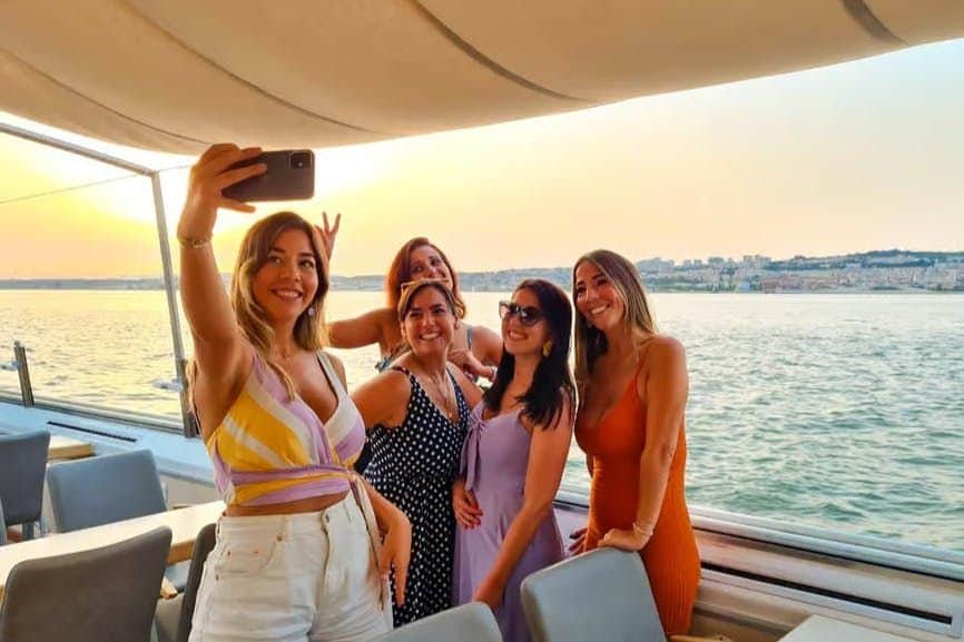 Lisbon: Tagus River Sunset Cruise + Drink Five young women taking a selfie on a FRS Lisbon Sunset Cruise