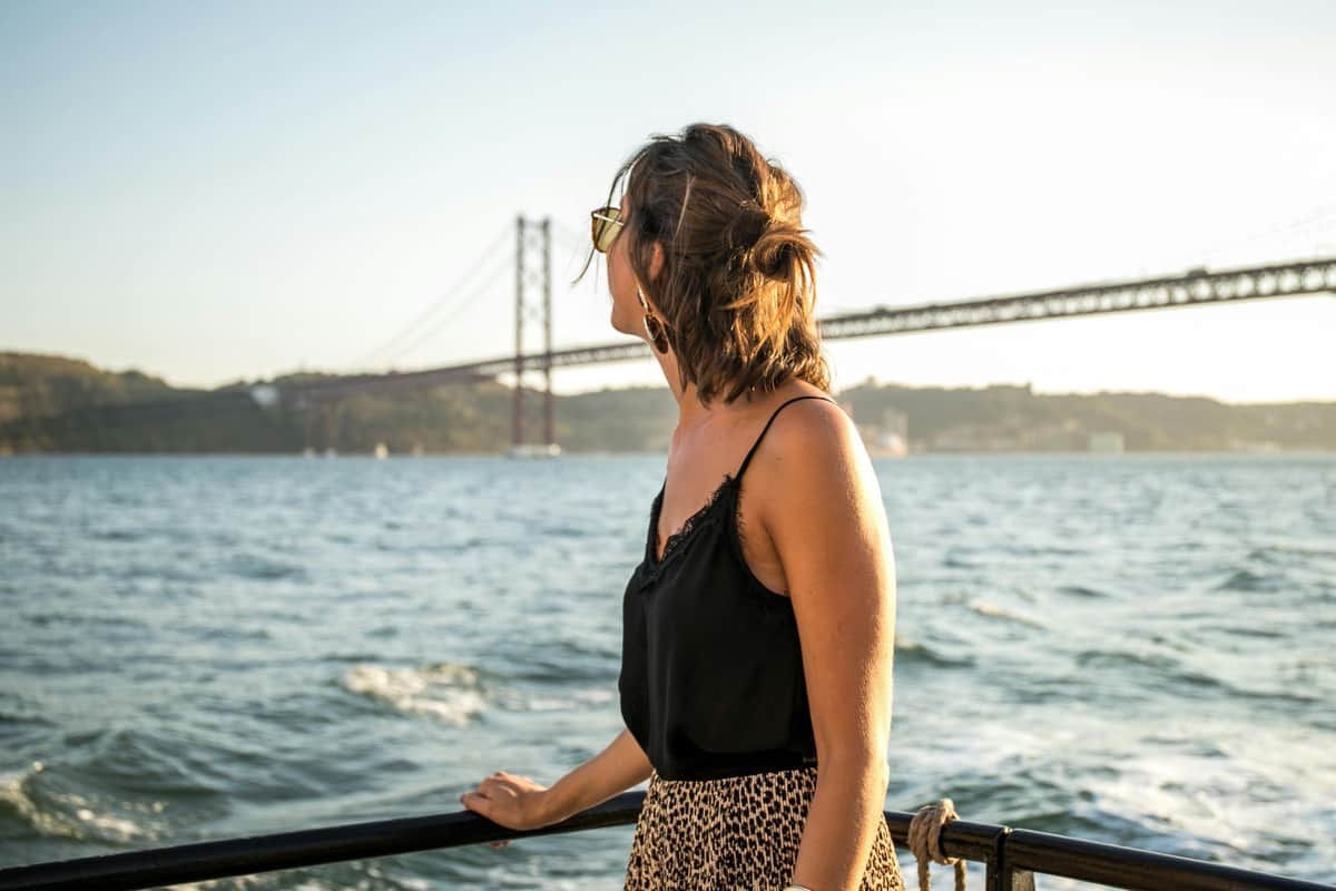 Lisbon: Tagus River Sunset Cruise + Live Music + Drink Yellow Boat Experience