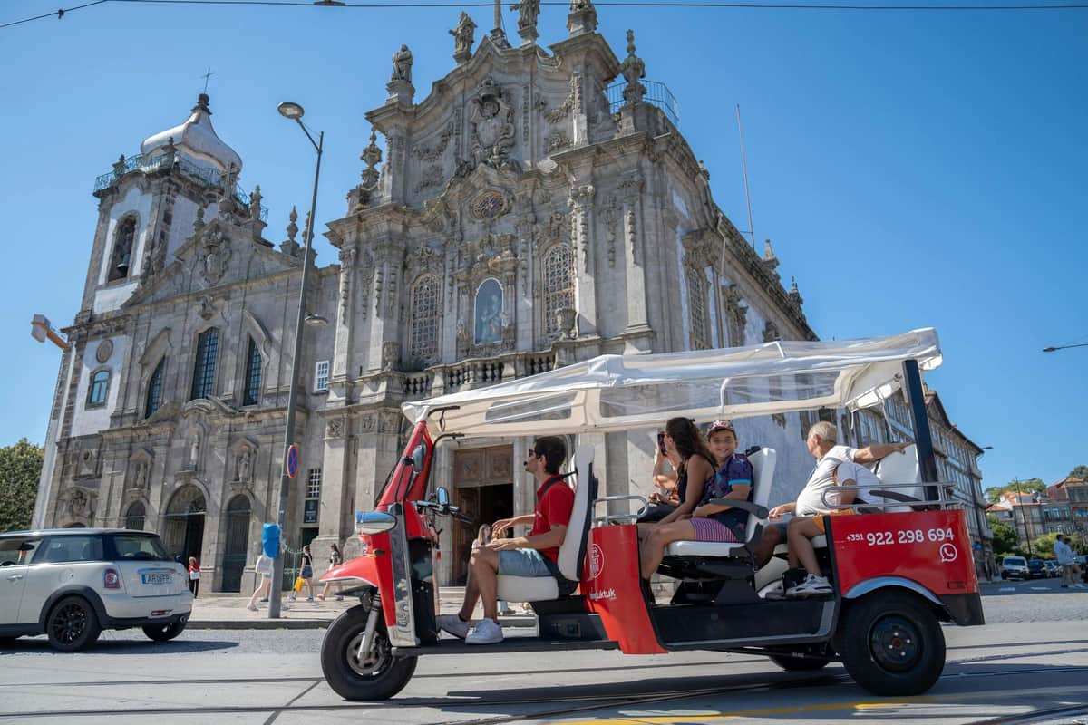 Porto : Visite guidée en tuk tuk + visite de la cave à vin de Porto avec dégustation + croisière Tuk Tuk