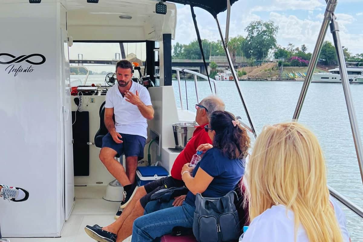 Séville : Excursion guidée en bateau sur le fleuve Guadalquivir Le bateau et le guide