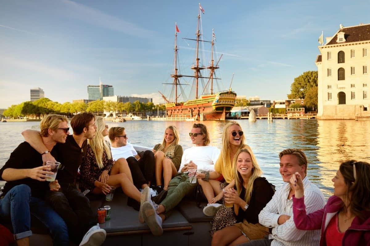 Amsterdam: Canal Cruise + Unlimited Drinks Amazing people having fun on a boat