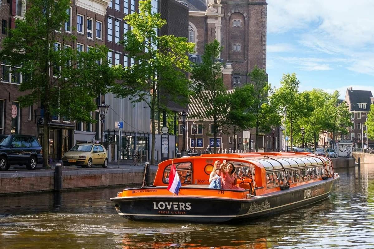 Mensen op een boot bij de Westerchurch