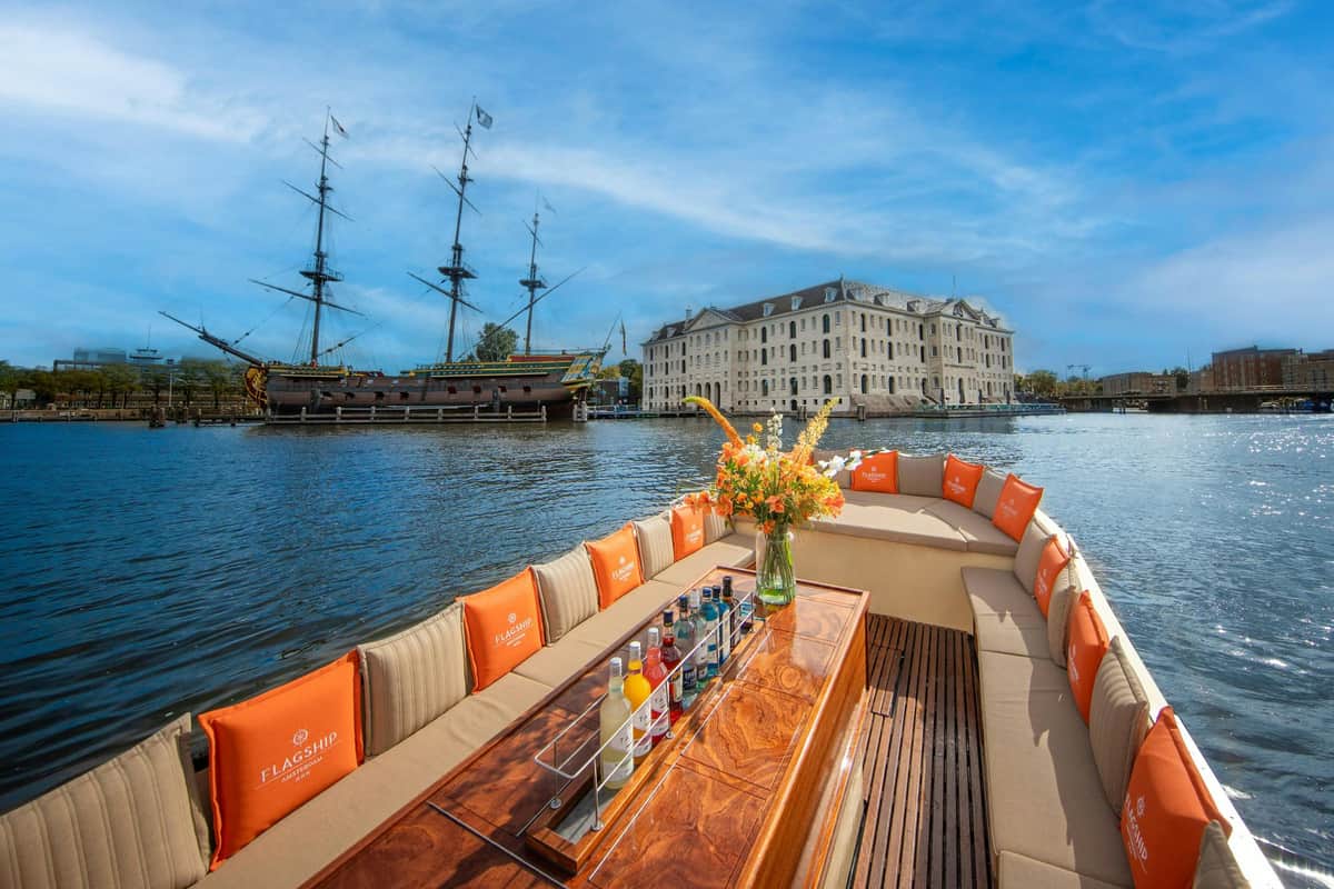 Amsterdam : Croisière de luxe avec bar à bord L'équipage, les clients et le bateau du navire amiral