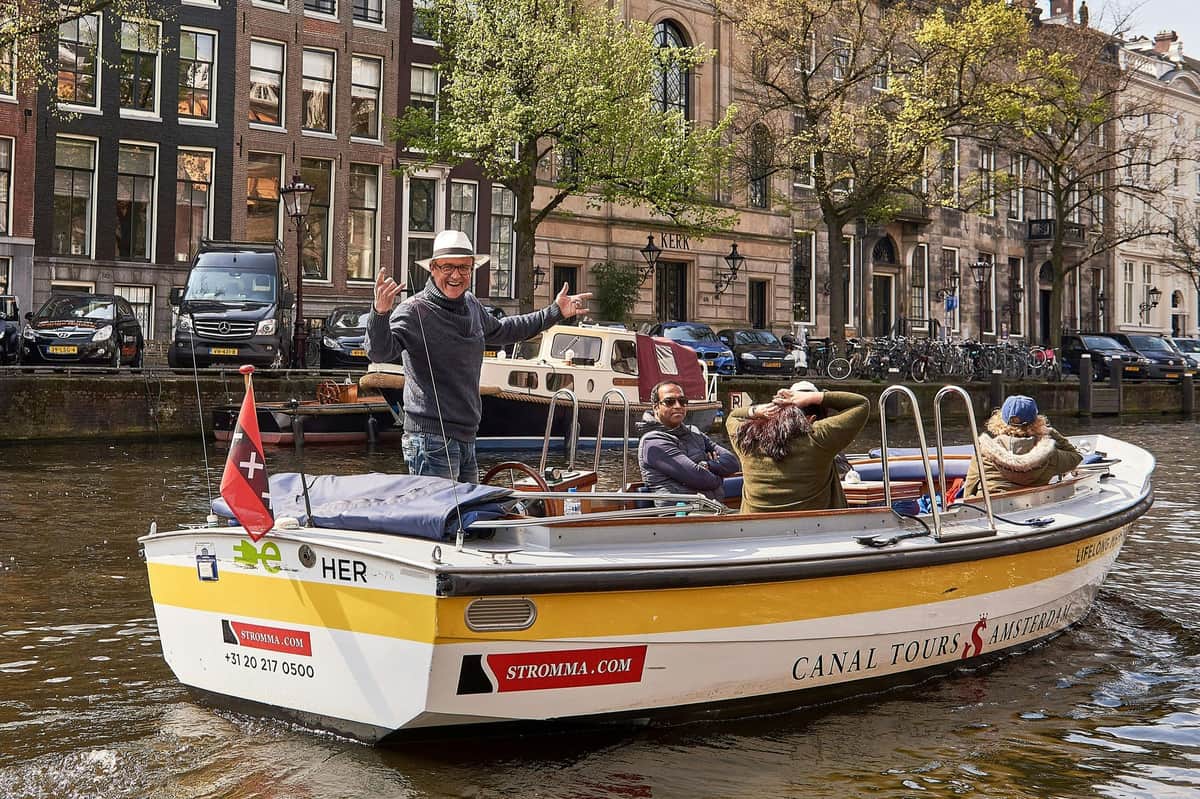 Open kofferbak deur Amsterdamse grachten