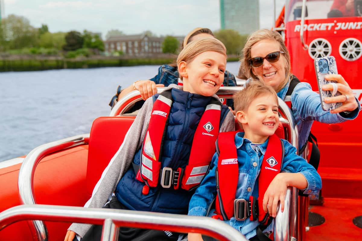 Londres : expérience en bateau à moteur par Thames Rockets Un plaisir fantastique en famille à bord d'un hors-bord londonien Thames Rockets