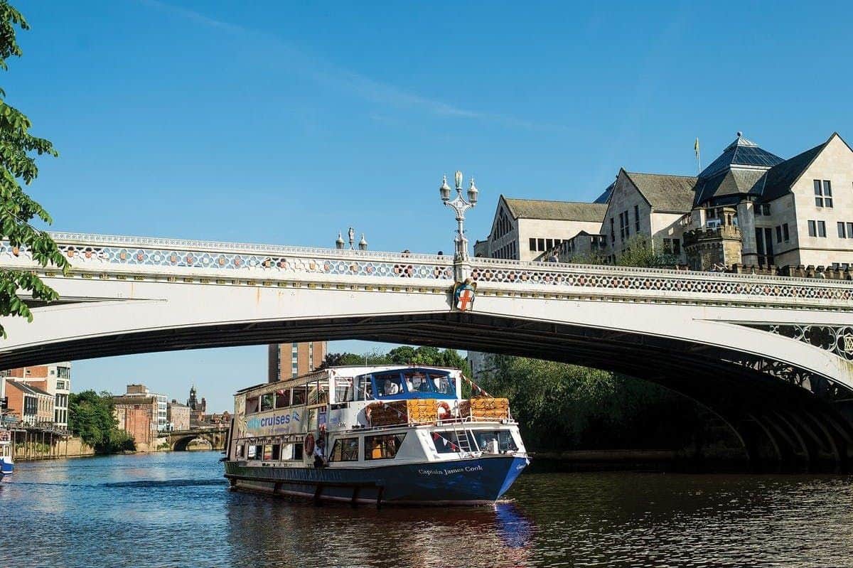 York: City Cruise Passing many bridges