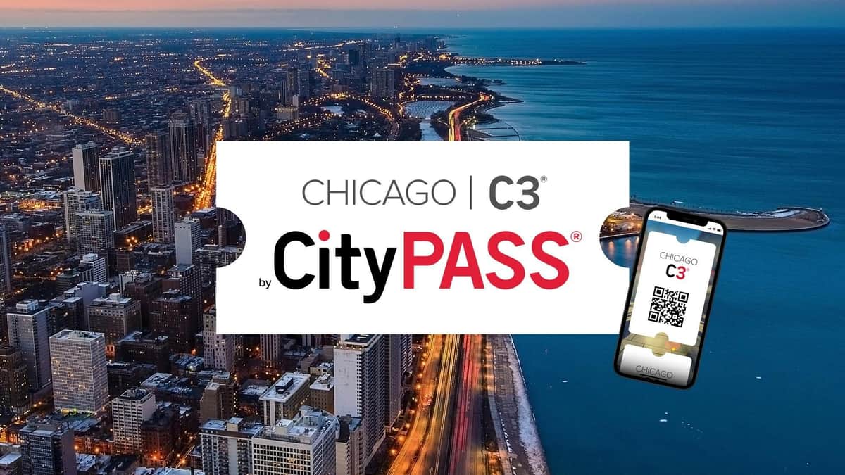 Chicago C3® CityPASS®: 3 attractions au choix Vue aérienne de Chicago au crépuscule avec des bâtiments et des routes illuminés, superposée au texte "Chicago C3 by CityPASS" et à l'image d'une carte.