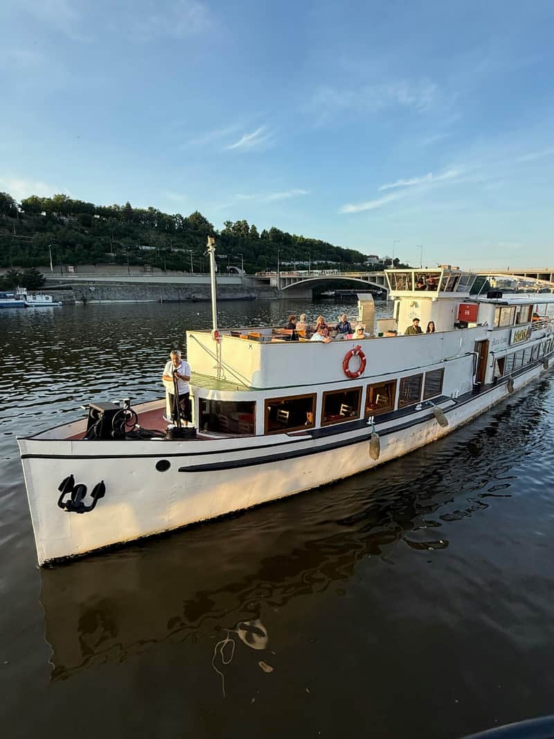 Prague: Boat Tour + Audio Guide + Snack & Drink