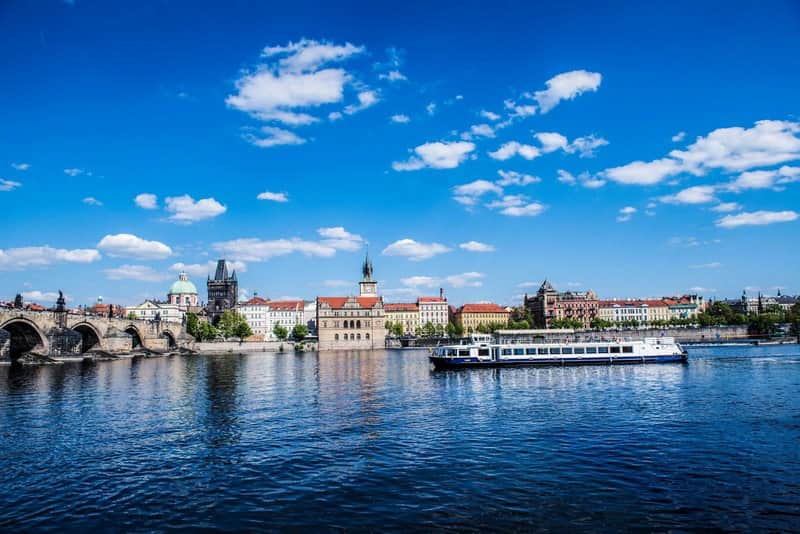 Prague: Sightseeing Cruise + Dinner and Live Music
