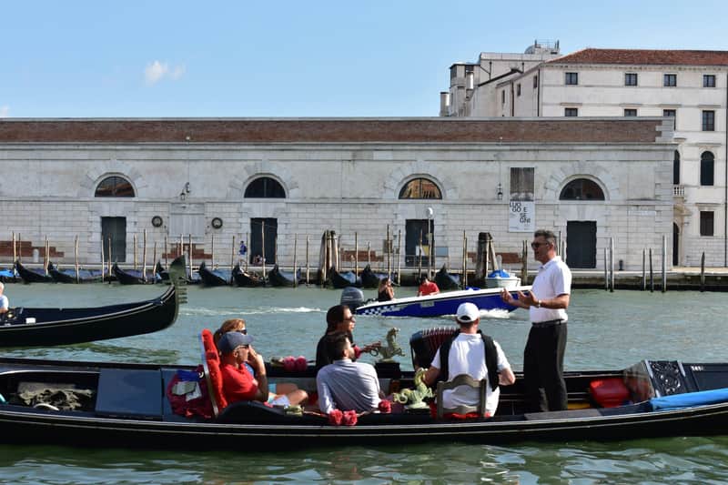 Venice: Grand Canal Evening Gondola Ride + Gallery Access + VR Experience Venice: Grand Canal Evening Gondola Ride + Gallery Access + VR Experience