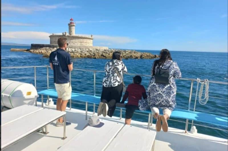Lisbon: Sightseeing Boat Cruise + Snacks & Drinks + Music