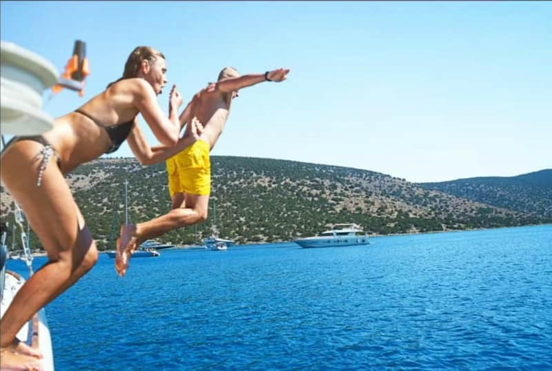 Lisbon: Sightseeing Cruise + Live Music, Swim Stop & Open Bar