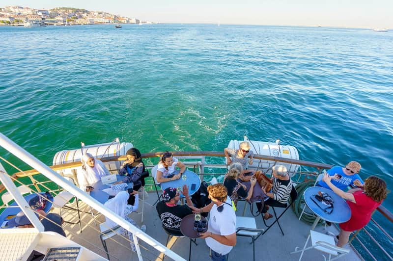 Lisbon: Tagus River Cruise with Brunch