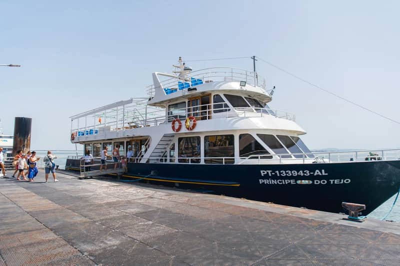Lisbon: Tagus River Dinner Cruise + Fado Show