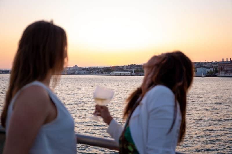 Lisbon: Tagus River Sunset Cruise with Drinks & Snacks Lisbon: Tagus River Sunset Cruise with Drinks & Snacks