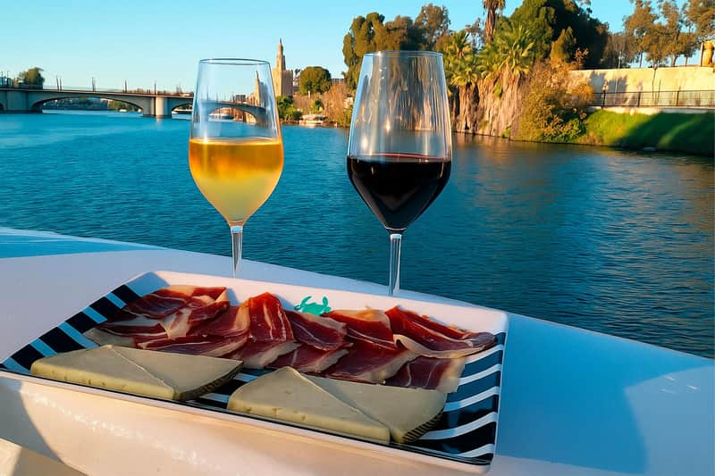 Seville: Boat Cruise with Drink and Appetizer