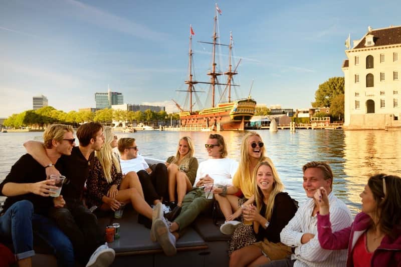 Amsterdam: Canal Cruise + Unlimited Drinks