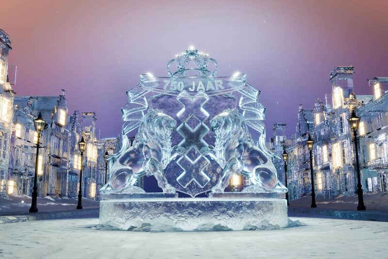 Een grote ijssculptuur toont twee leeuwen en de tekst "750 JAAR," tegen een besneeuwde straat met sierlijke gebouwen en straatverlichting.