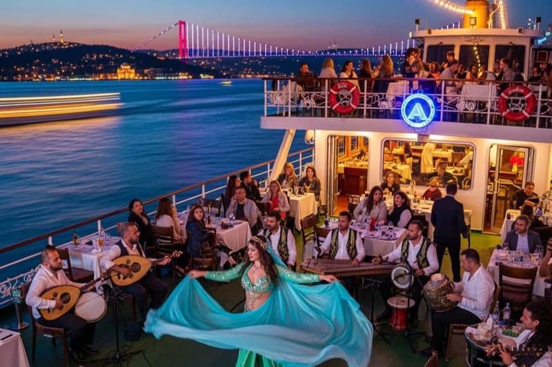Istanbul: Bosphorus Dinner Cruise with Live Show + All-Inclusive Drinks