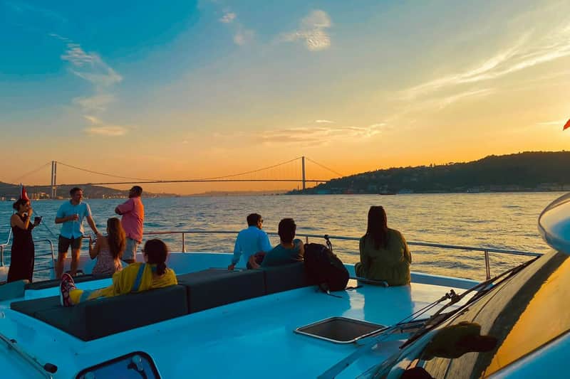 Istanbul: Bosphorus Sunset Yacht Cruise with Snacks