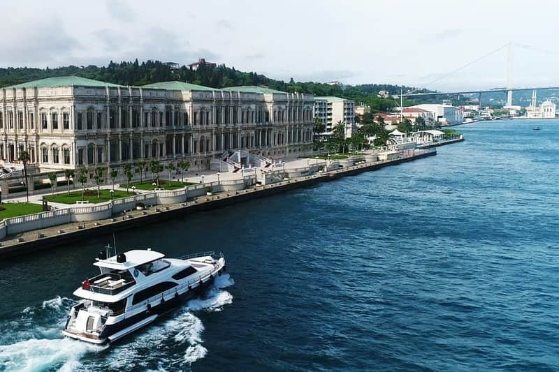 Istanbul: Bosphorus Yacht Cruise with Snacks